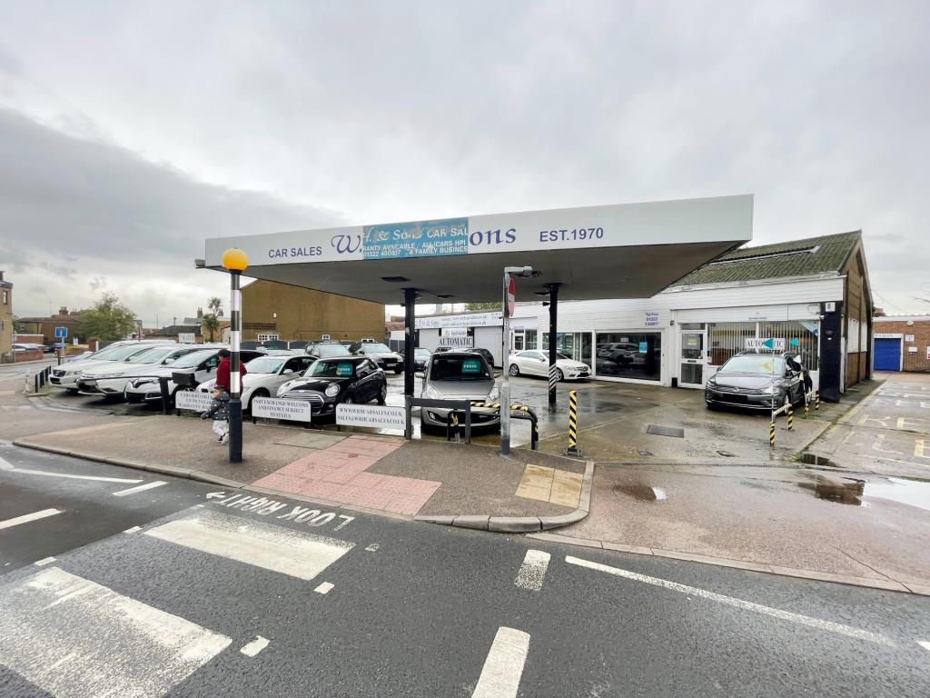 Lot: 129 - FREEHOLD GARAGE AND FORECOURT WITH POTENTIAL -